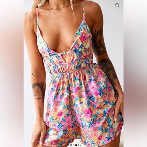 White Fox Women’s Size M Plunge‎ Neck Playsuit Romper Floral Tropical Resort